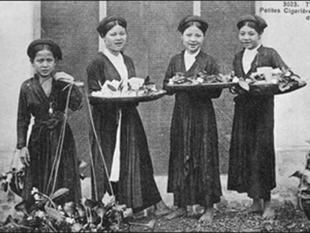 The attire of Hanoians across different periods